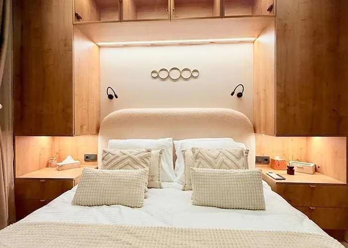 Lux Boutique 2 Bdr Right Next Gondola Lift