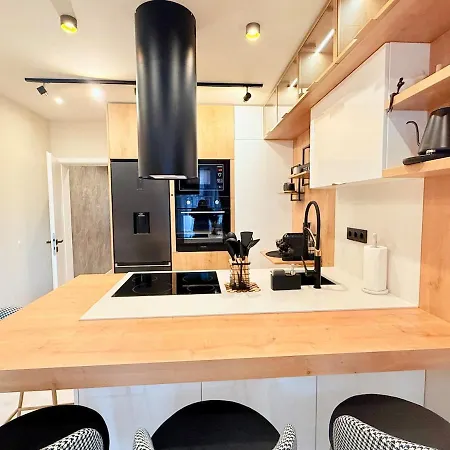 Lux Boutique 2 Bdr Right Next Gondola Lift